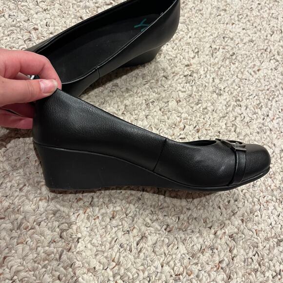 Yuu Monica Slip On Wedge Heels Sz 6.5 Black Casual Classic Career Business - Picture 3 of 7